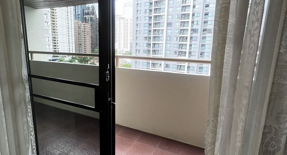 For rent 3 bedrooms condo in Watthana, Bangkok