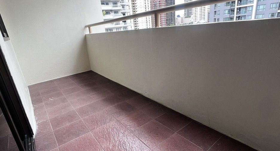 For rent 3 bedrooms condo in Watthana, Bangkok