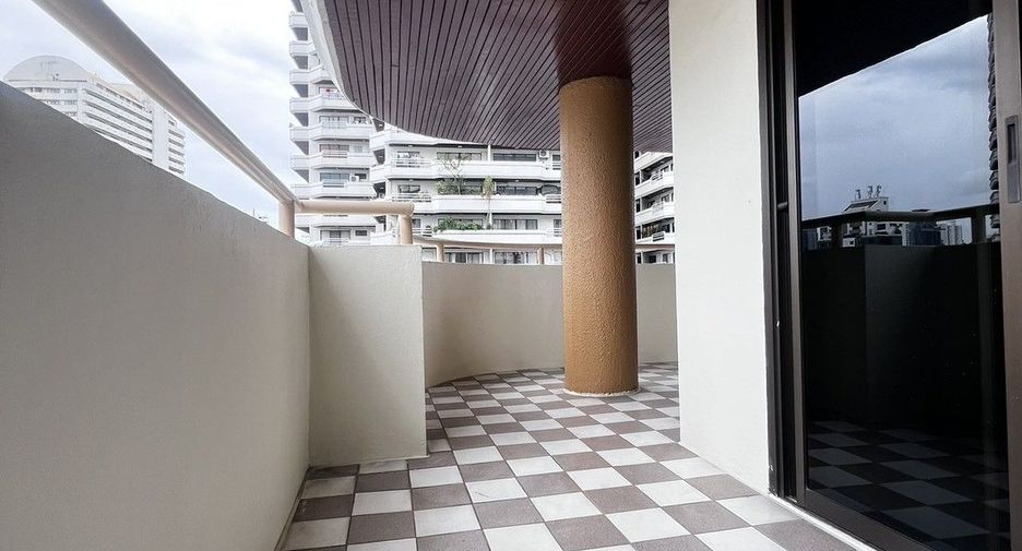 For rent 3 bedrooms condo in Watthana, Bangkok
