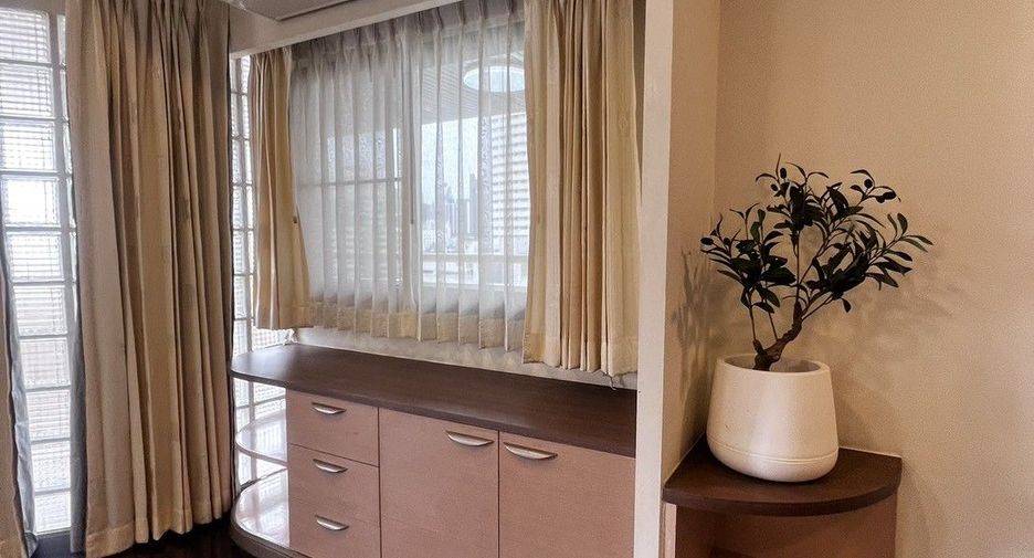 For rent 3 bedrooms condo in Watthana, Bangkok