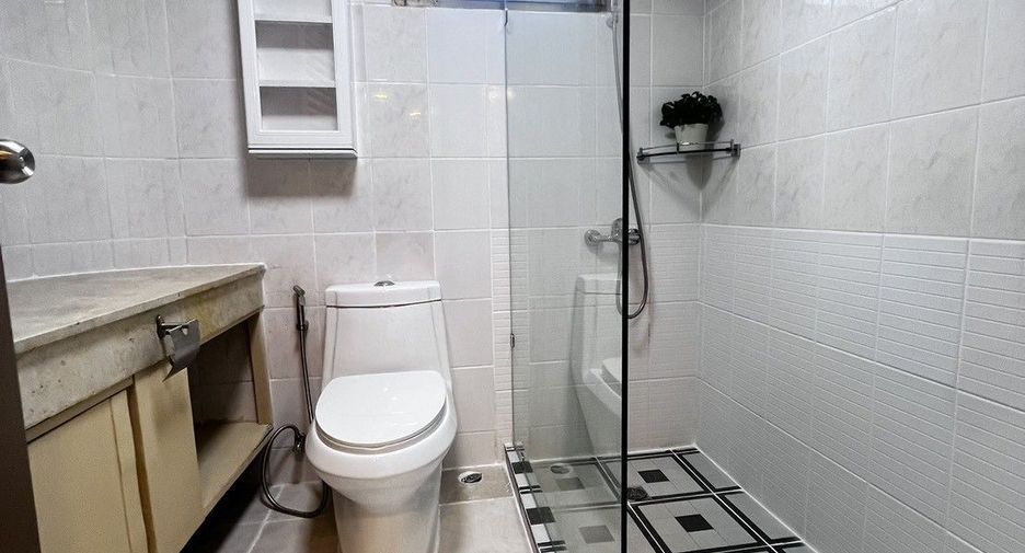 For rent 3 bedrooms condo in Watthana, Bangkok