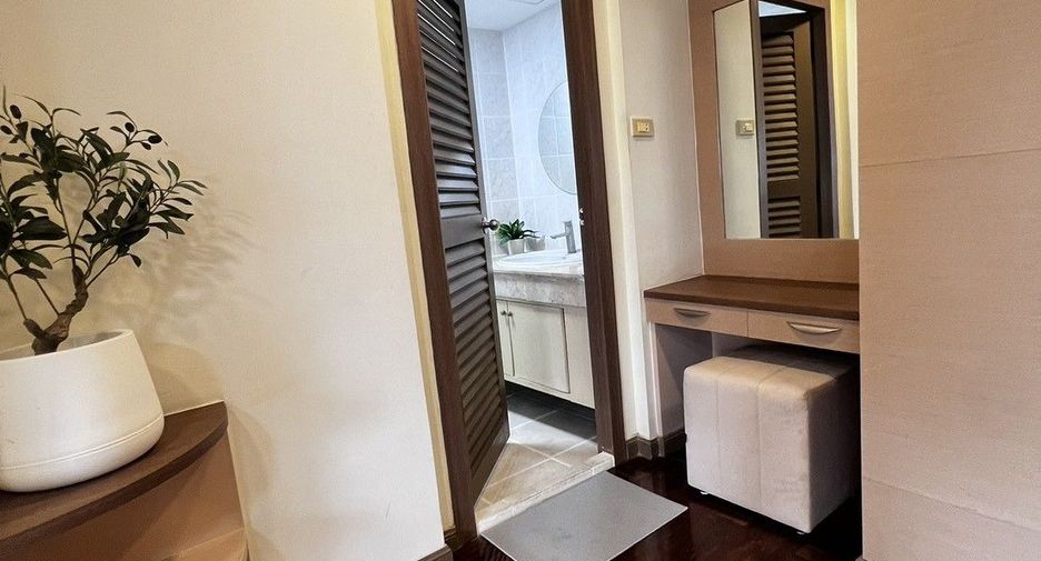 For rent 3 bedrooms condo in Watthana, Bangkok