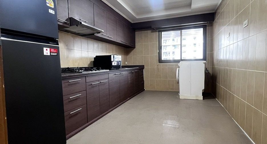 For rent 3 bedrooms condo in Watthana, Bangkok