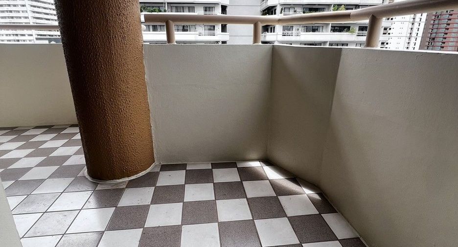 For rent 3 bedrooms condo in Watthana, Bangkok