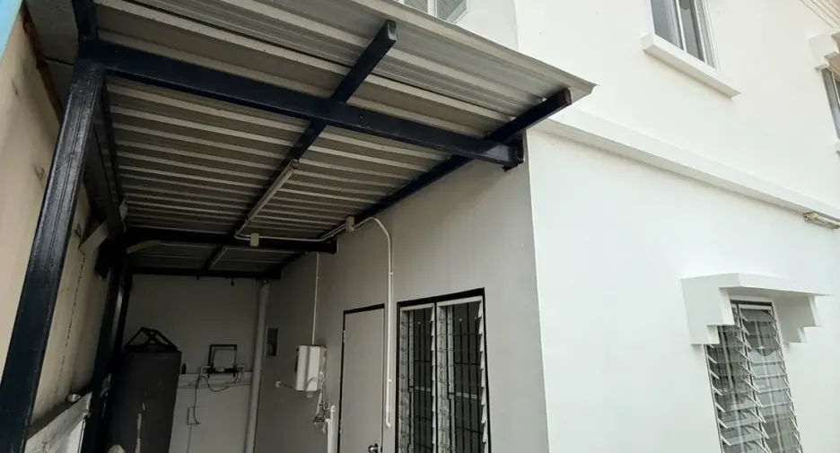 Casa adosada en venta de 3 habitaciones en Bang Khun Thian, Bangkok