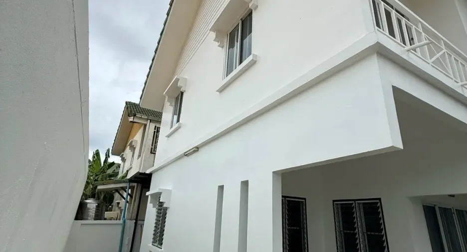 Casa adosada en venta de 3 habitaciones en Bang Khun Thian, Bangkok