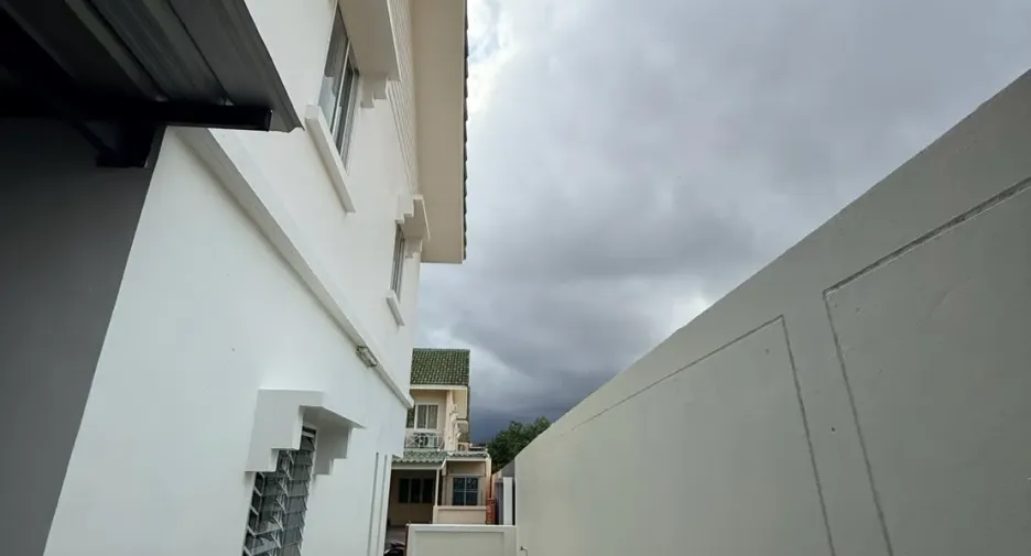 Casa adosada en venta de 3 habitaciones en Bang Khun Thian, Bangkok