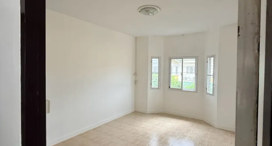 Casa adosada en venta de 3 habitaciones en Bang Khun Thian, Bangkok