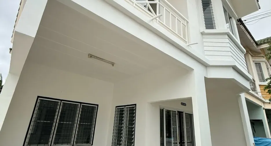 Casa adosada en venta de 3 habitaciones en Bang Khun Thian, Bangkok