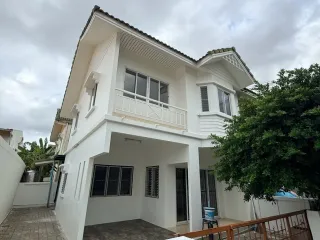 Casa adosada en venta de 3 habitaciones en Bang Khun Thian, Bangkok