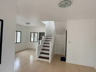 Casa adosada en venta de 3 habitaciones en Bang Khun Thian, Bangkok