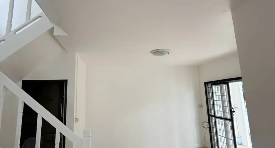 Casa adosada en venta de 3 habitaciones en Bang Khun Thian, Bangkok