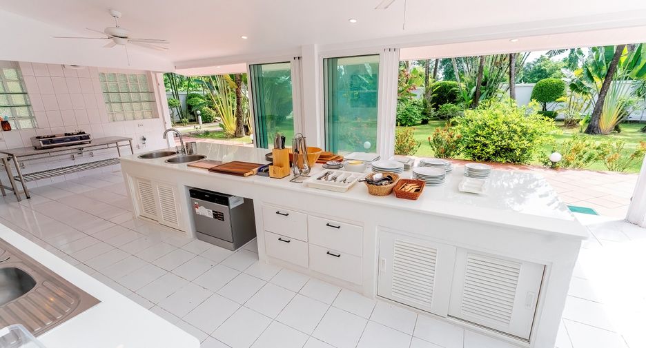 For sale and for rent 5 bedrooms villa in Thalang, Phuket