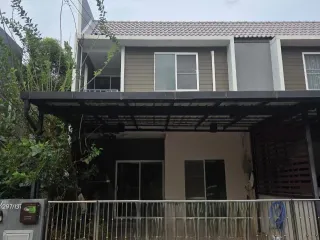 Casa adosada en venta de 3 habitaciones en Lat Phrao, Bangkok