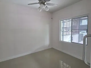 Casa adosada en venta de 3 habitaciones en Lat Phrao, Bangkok