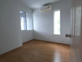 Casa adosada en venta de 3 habitaciones en Lat Phrao, Bangkok