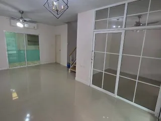 Casa adosada en venta de 3 habitaciones en Lat Phrao, Bangkok