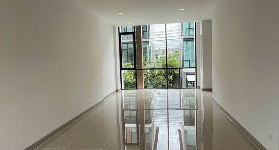 For rent 4 bedrooms townhouse in Bueng Kum, Bangkok