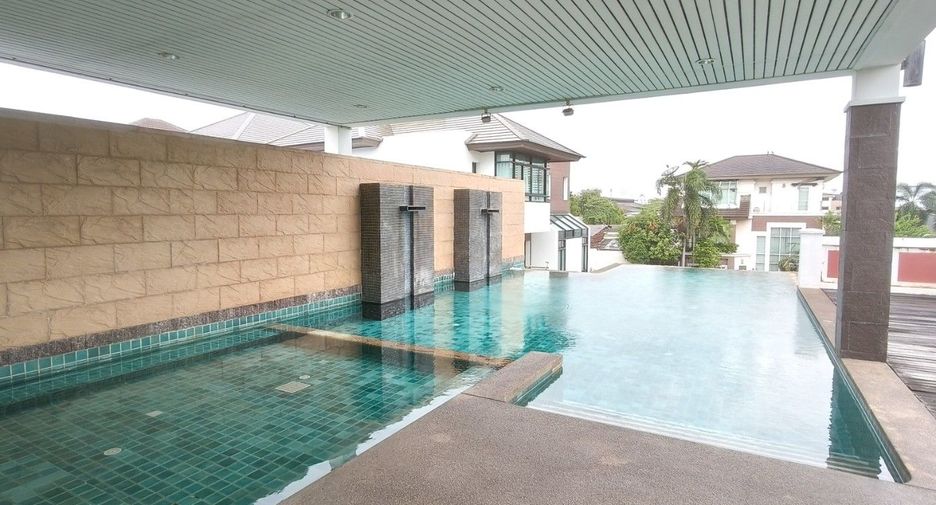 For rent 3 bedrooms townhouse in Yan Nawa, Bangkok