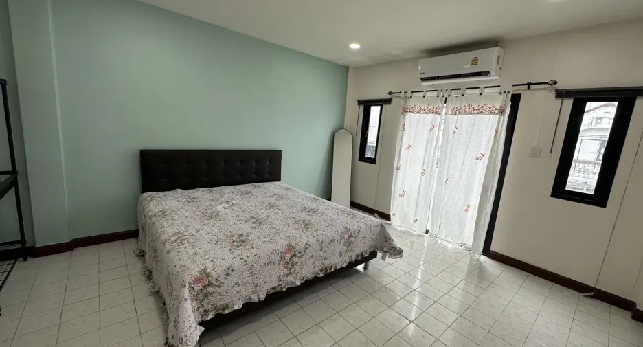 For rent 4 bedrooms retail Space in Mueang Phuket, Phuket
