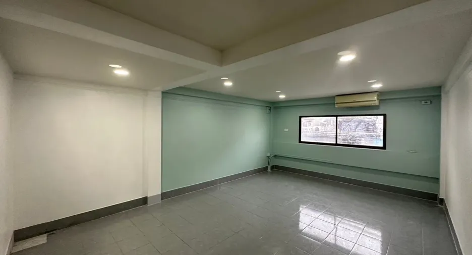For rent 4 bedrooms retail Space in Mueang Phuket, Phuket