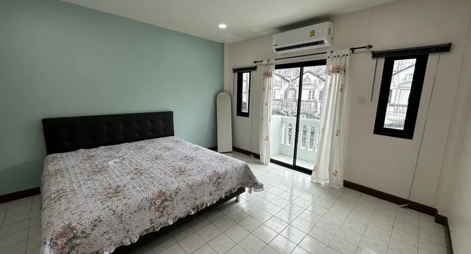 For rent 4 bedrooms retail Space in Mueang Phuket, Phuket