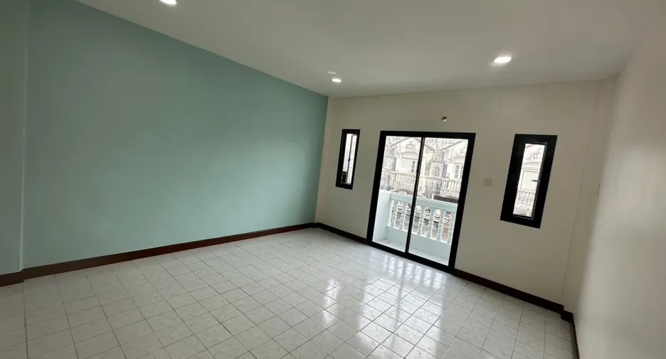 For rent 4 bedrooms retail Space in Mueang Phuket, Phuket