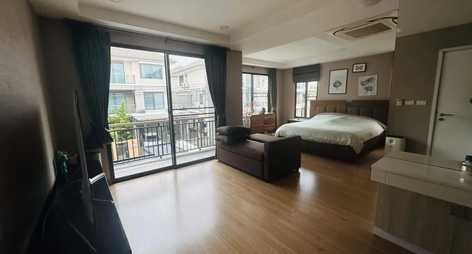 À vendre et à louer 5 chambres maison à Suan Luang, Bangkok