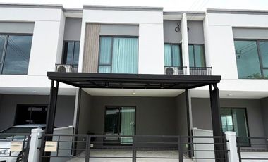 Casa en alquiler de 3 habitaciones en Bang Phli, Samut Prakan