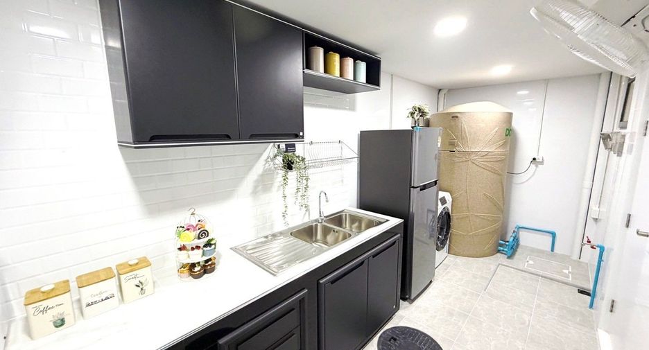 Casa en alquiler de 3 habitaciones en Bang Phli, Samut Prakan