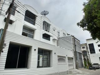 Casa adosada en venta de 8 habitaciones en Huai Khwang, Bangkok