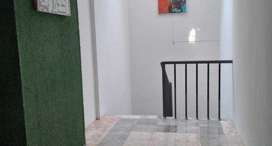 Casa adosada en venta de 8 habitaciones en Huai Khwang, Bangkok