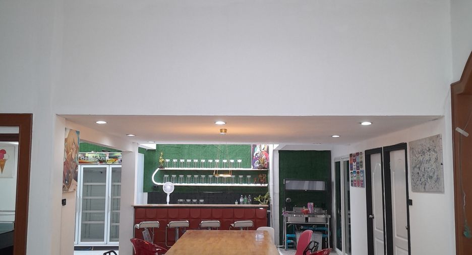 Casa adosada en venta de 8 habitaciones en Huai Khwang, Bangkok