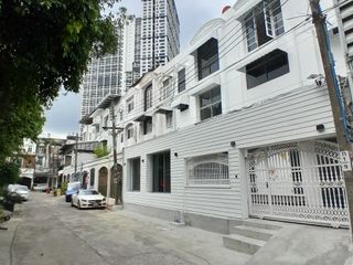 Casa adosada en venta de 8 habitaciones en Huai Khwang, Bangkok