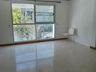 Casa adosada en venta de 8 habitaciones en Huai Khwang, Bangkok