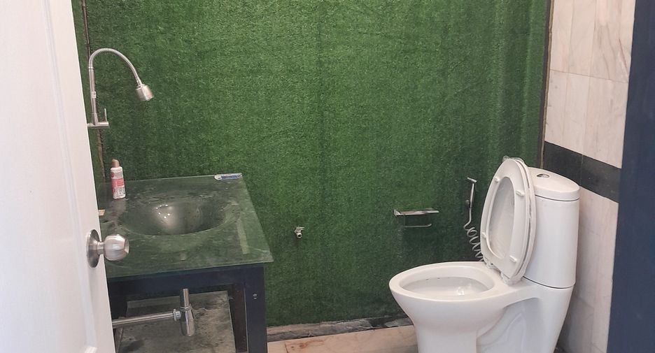 Casa adosada en venta de 8 habitaciones en Huai Khwang, Bangkok