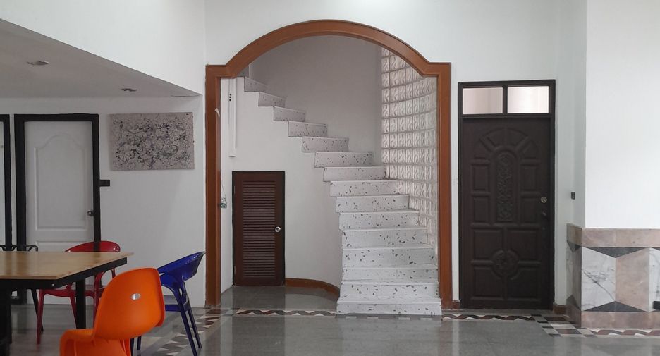 Casa adosada en venta de 8 habitaciones en Huai Khwang, Bangkok