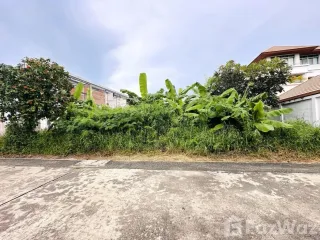 出售 土地 在 Phra Khanong, 曼谷