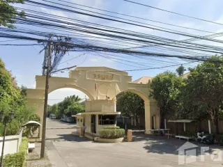 出售 土地 在 Phra Khanong, 曼谷