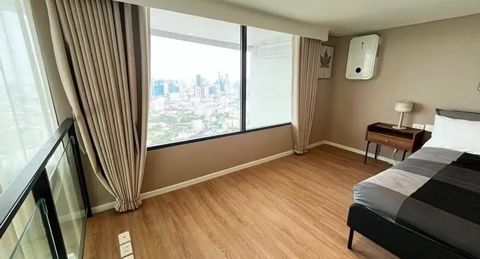 For rent 2 bedrooms condo in Huai Khwang, Bangkok