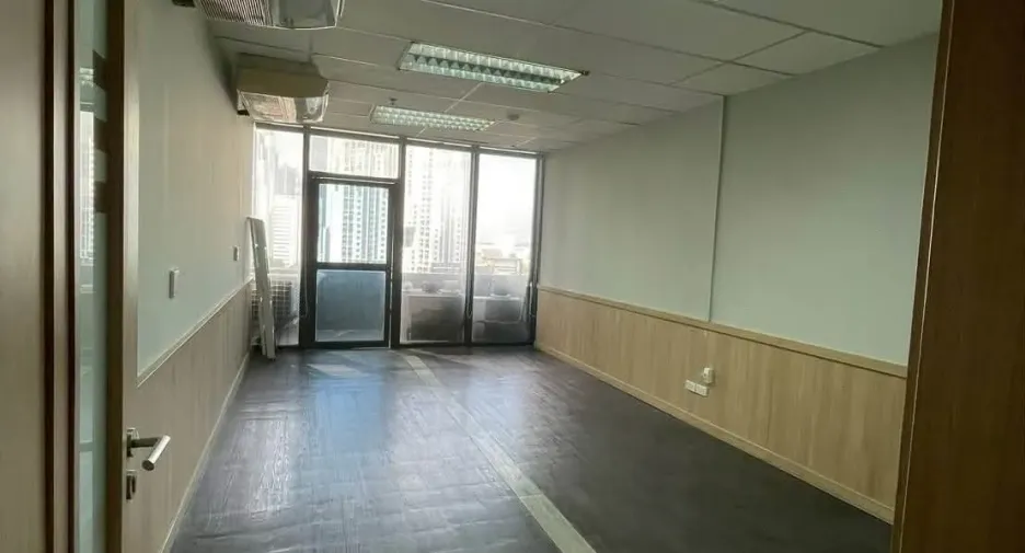 Oficina en alquiler en Huai Khwang, Bangkok