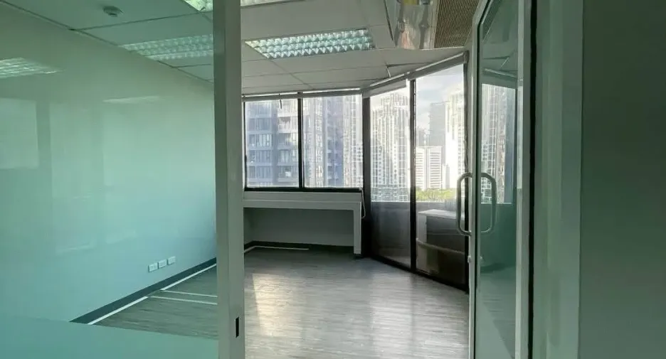Oficina en alquiler en Huai Khwang, Bangkok
