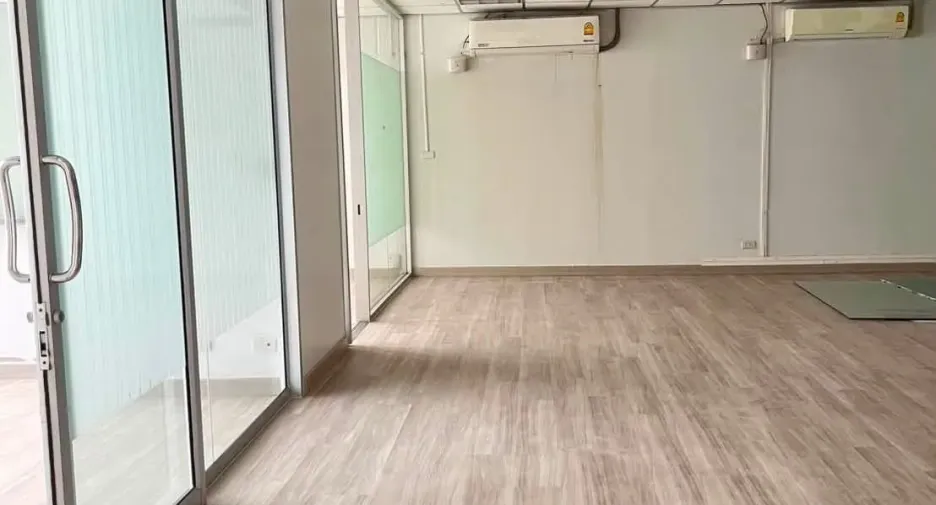 Oficina en alquiler en Huai Khwang, Bangkok