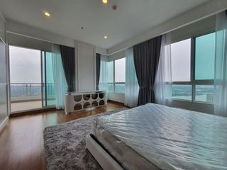 For rent 4 bedrooms condo in Yan Nawa, Bangkok