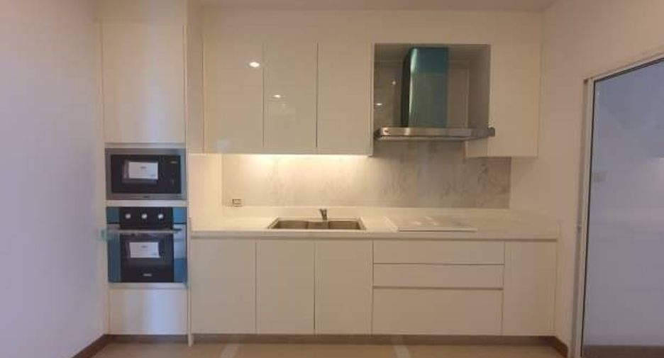 For rent 4 bedrooms condo in Yan Nawa, Bangkok