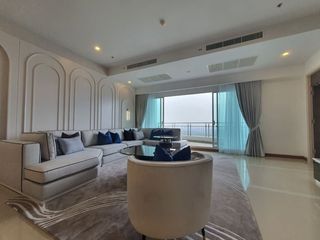 For rent 4 bedrooms condo in Yan Nawa, Bangkok