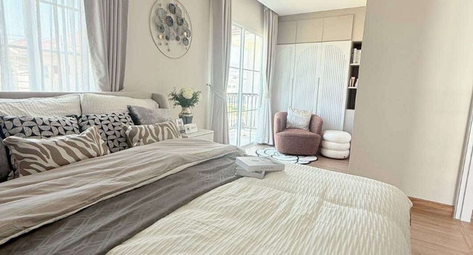 À vendre 4 chambres maison de ville à Bang Lamung, Chonburi