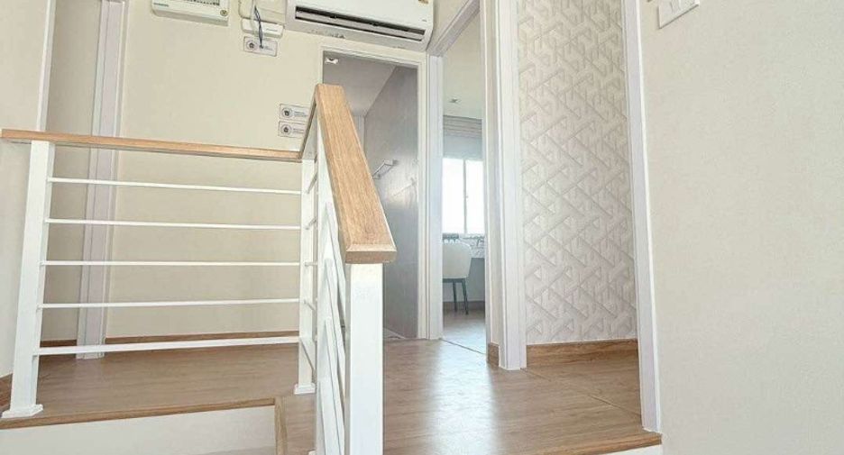 À vendre 4 chambres maison de ville à Bang Lamung, Chonburi
