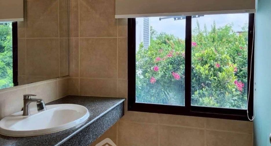 For rent 3 bedrooms townhouse in Suan Luang, Bangkok