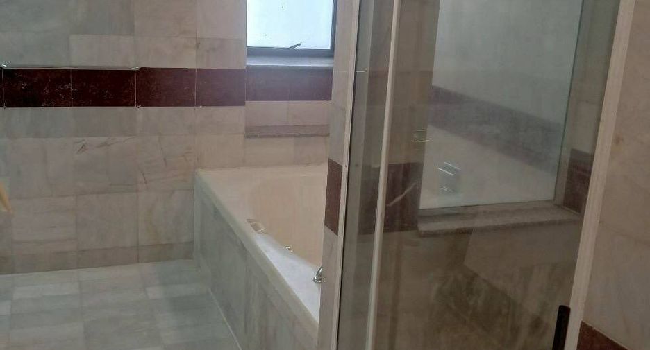For rent 3 bedrooms condo in Khlong Toei, Bangkok